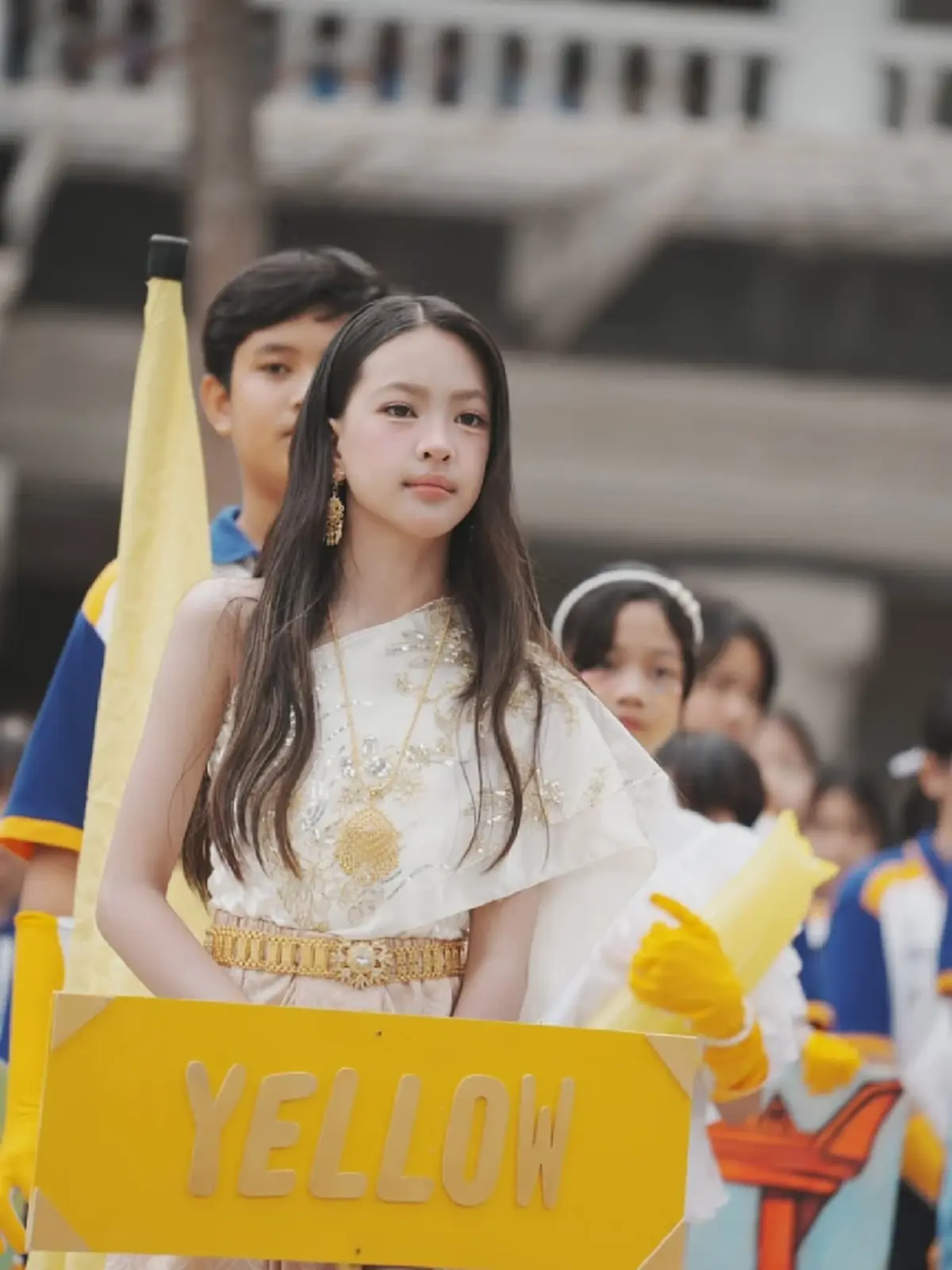 ทายาทคนบันเทิงในชุดไทย ทำเอาโซเชียลเดาไม่ถูกว่าเป็นลูกใคร