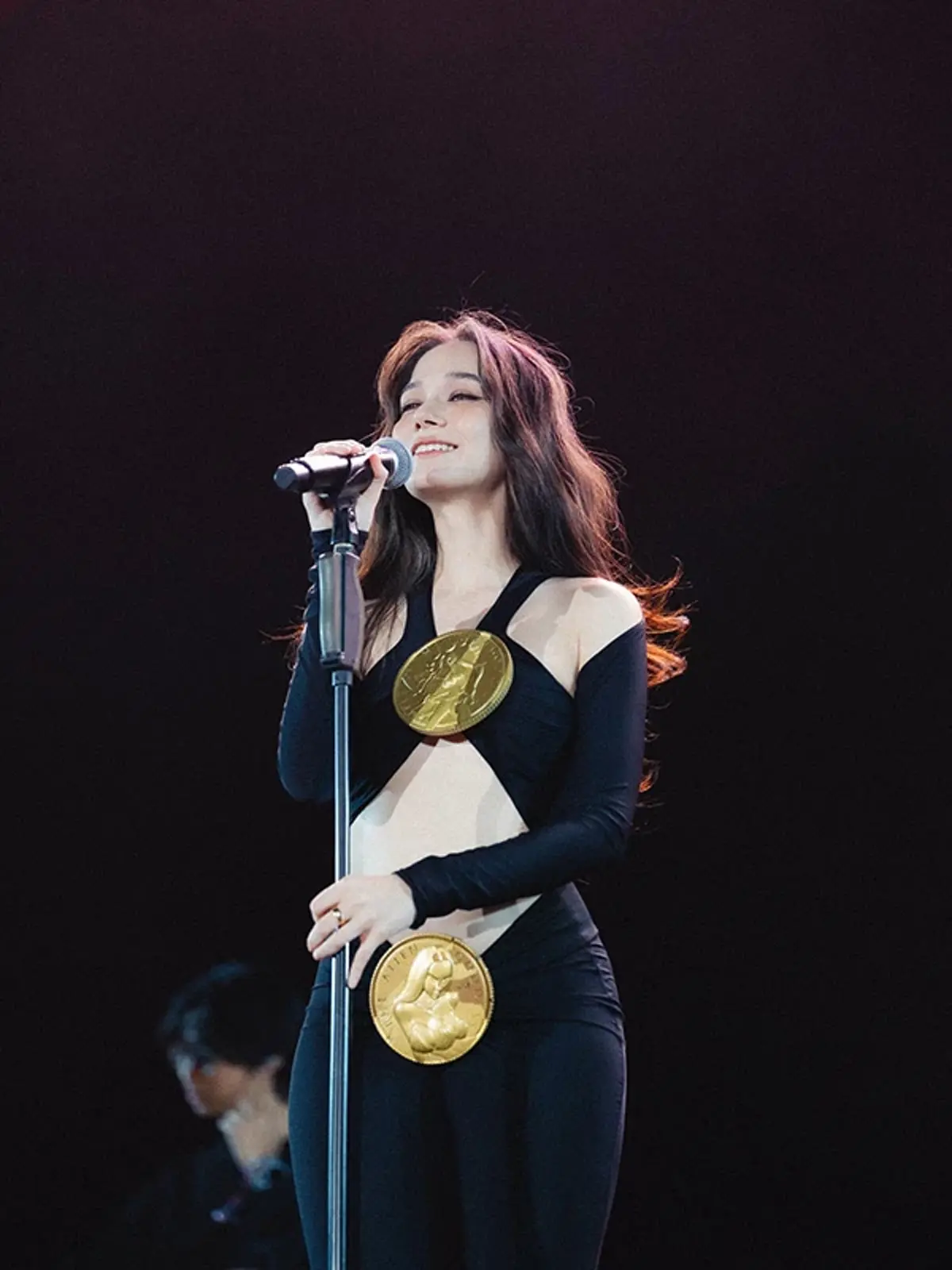 ไม่ธรรมดา เปิดราคาชุด \"วี วิโอเลต\" ใส่ขึ้นคอนเสิร์ตโชว์หน้าท้อง