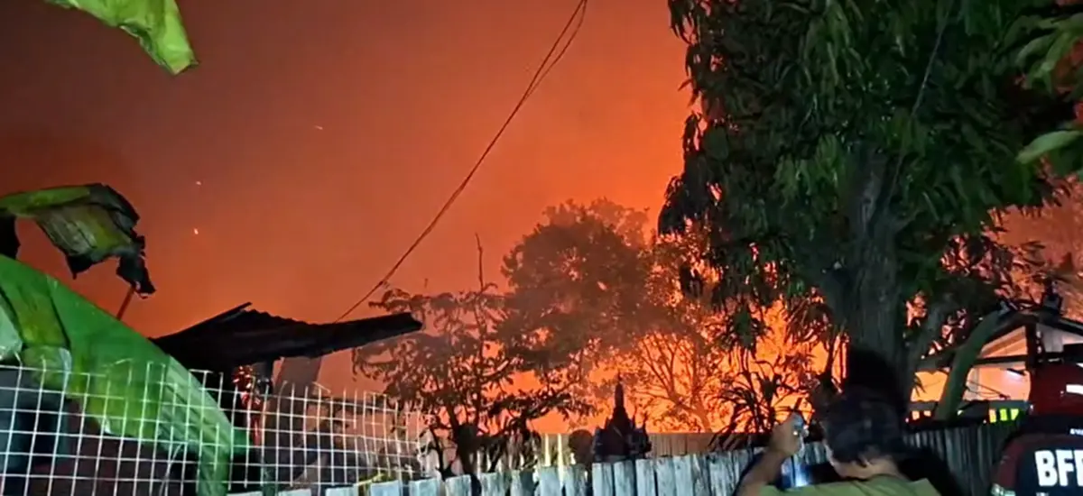 สลด 2 ตายายดับคากองเพลิง ไฟไหม้บ้านไม้สูง 2 ชั้น ย่านวุฒากาศ