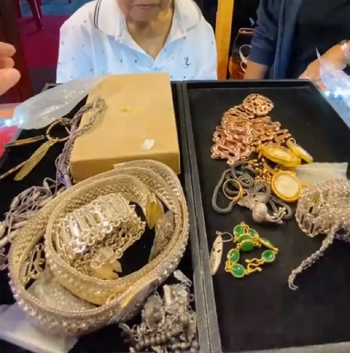 คุณยายหิ้วถุงผ้า หอบสมบัติมาขาย ตีราคาออกมาถึงกับยิ้มกว้าง