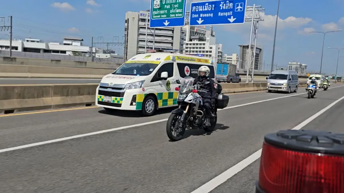 ตำรวจจราจรเปิดทางด่วน นำทหารแนวหน้า บาดเจ็บส่ง รพ.พระมงกุฏเกล้า