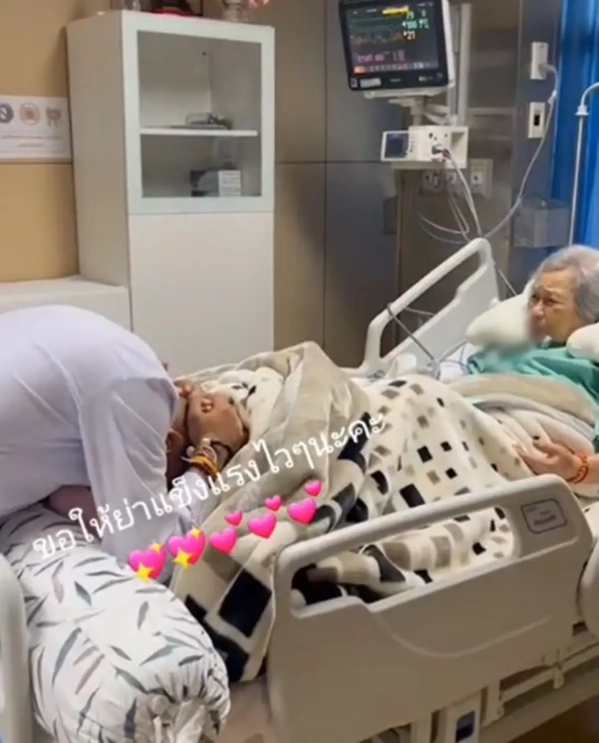 ภาพ พล.ต.อ.ต่อศักดิ์ สุขวิมล เช็ดเท้ามารดาเพื่อขอพรปิใหม่ เมื่อเดือน ม.ค. 2567