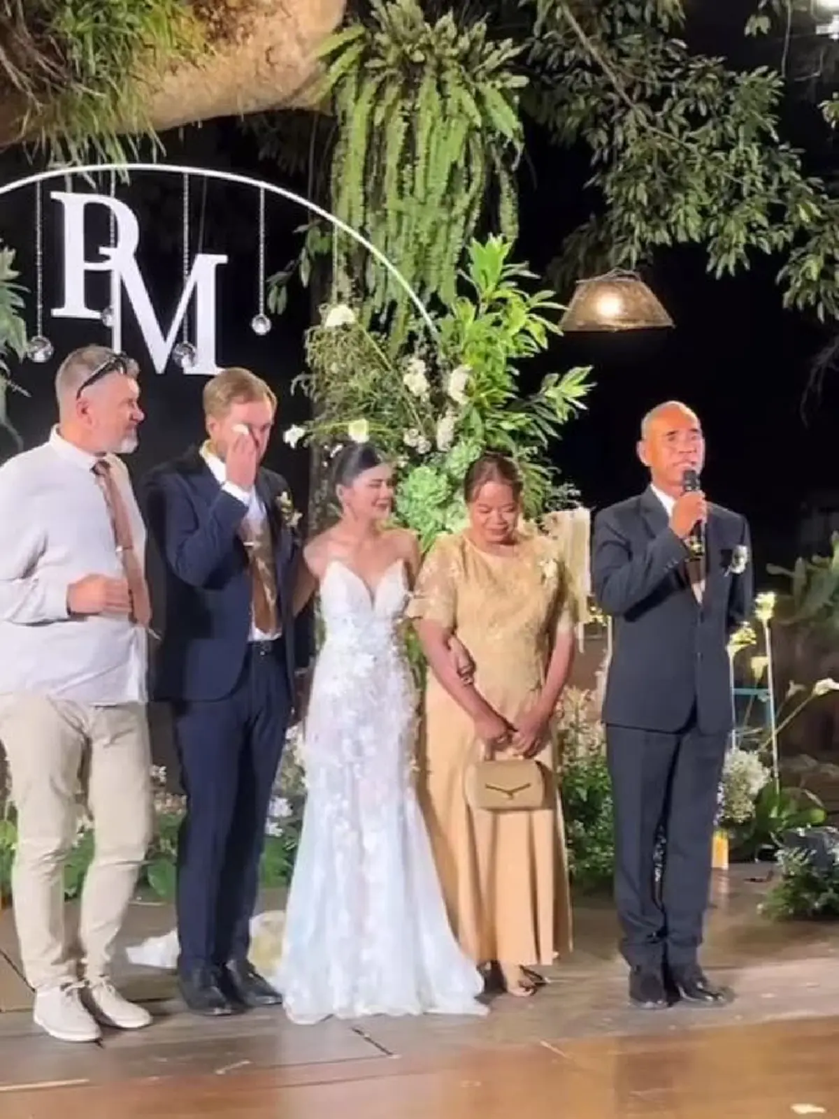 น้ำตาไหลทั้งงาน พ่อเจ้าสาวลาแนวหน้ามาร่วมงาน ก่อนรีบกลับไปรบ