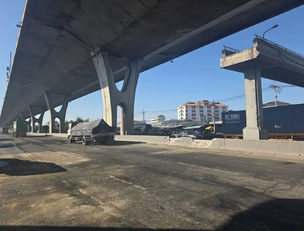 อายัดตัว คนขับรถบรรทุก ดำเนินคดี ดัมพ์ค้างชนสะพานลอยถล่ม