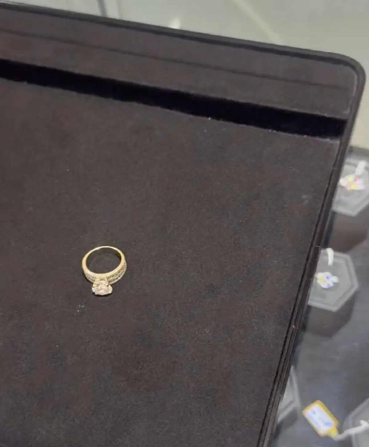 นางงามดัง แค้นอดีตสามี หลอกให้ภูมิใจ สวมแหวนแต่งงานปลอมมาเป็นปี