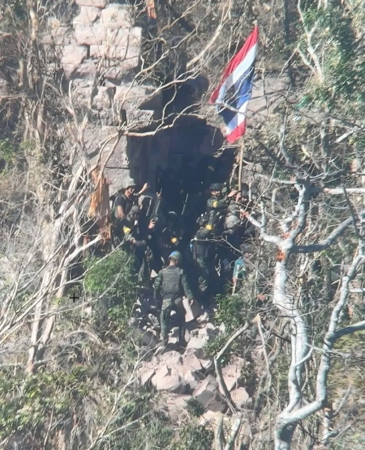 ยึดคืน"ปราสาทตาควาย"ได้แล้ว ทหารไทย เชิญธงชาติขึ้นเหนือพื้นที่