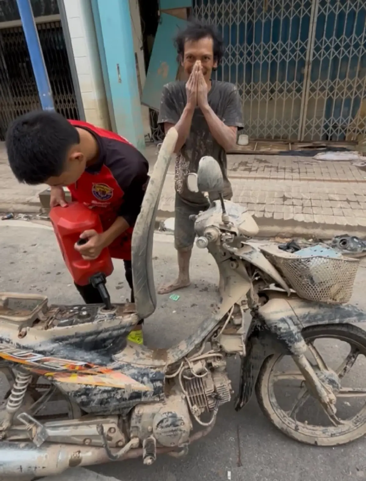 เจอแล้ว หนุ่มตามหาน้ำมัน ขี่เอายาให้ตายาย รู้ความจริงยิ่งซึ้งใจ