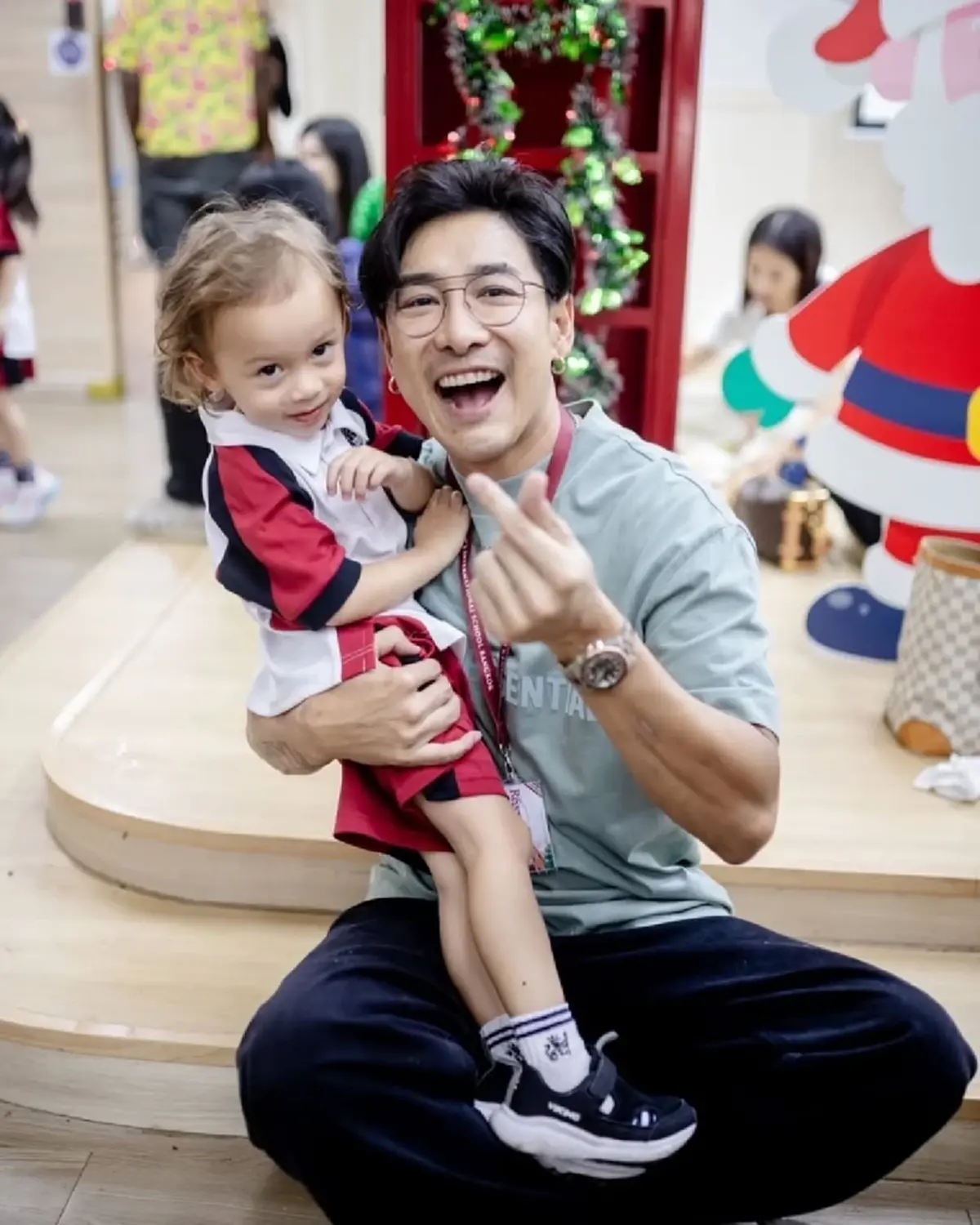 อบอุ่นแม้แยกทาง ร่วมกันสนับสนุนลูกสาวในวันสำคัญของโรงเรียน