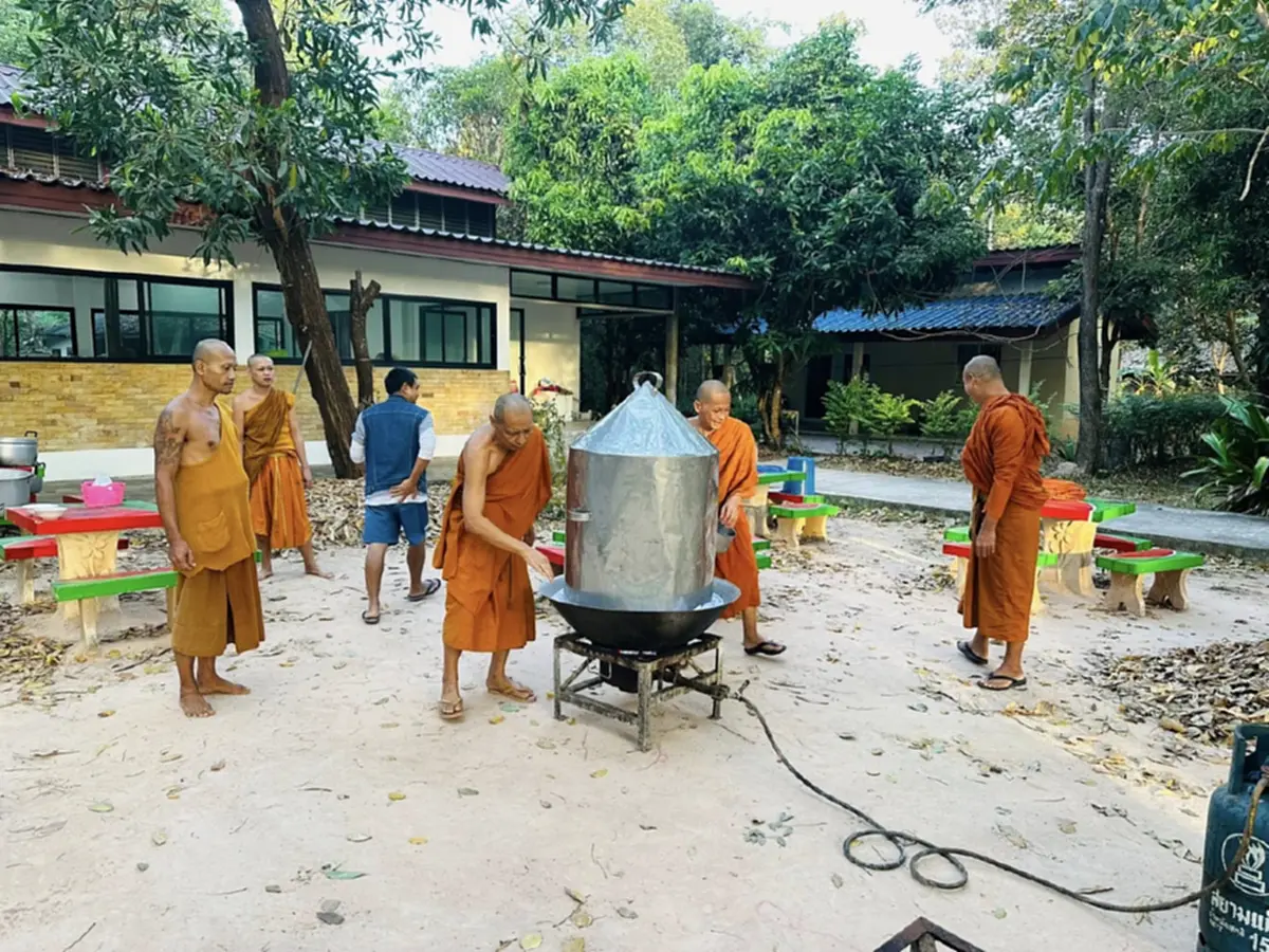 หลวงพ่อขอช่วย! ส่งเสบียงทหารแนวหน้า หวังเติมกำลังใจสู้ชายแดน