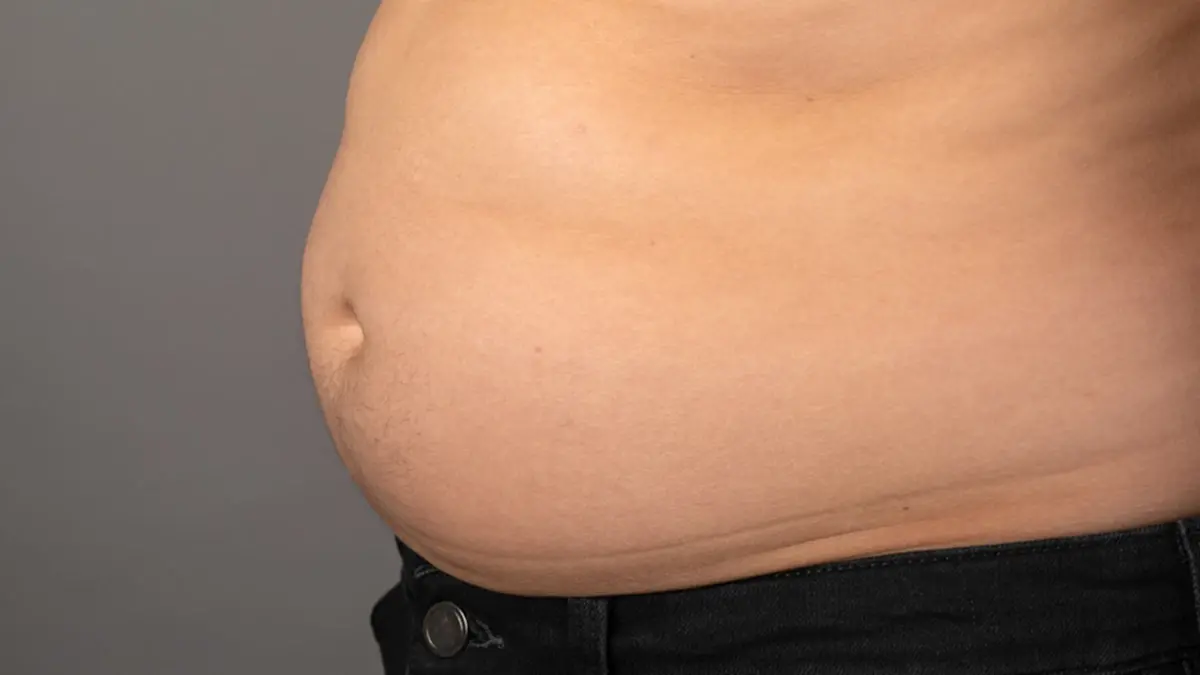 รู้หรือไม่? 5 พฤติกรรมระหว่างวัน ตัวการทำท้องป่องโดยไม่รู้ตัว