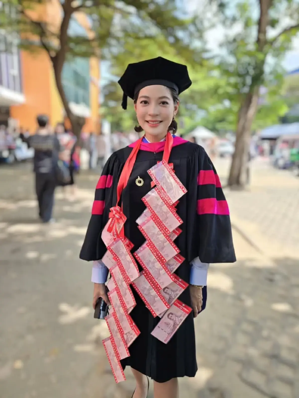 ปลื้มใจทั้งครอบครัว! “สายป่าน” เข้ารับมหาบัณฑิตนิเทศศาสตร์ 