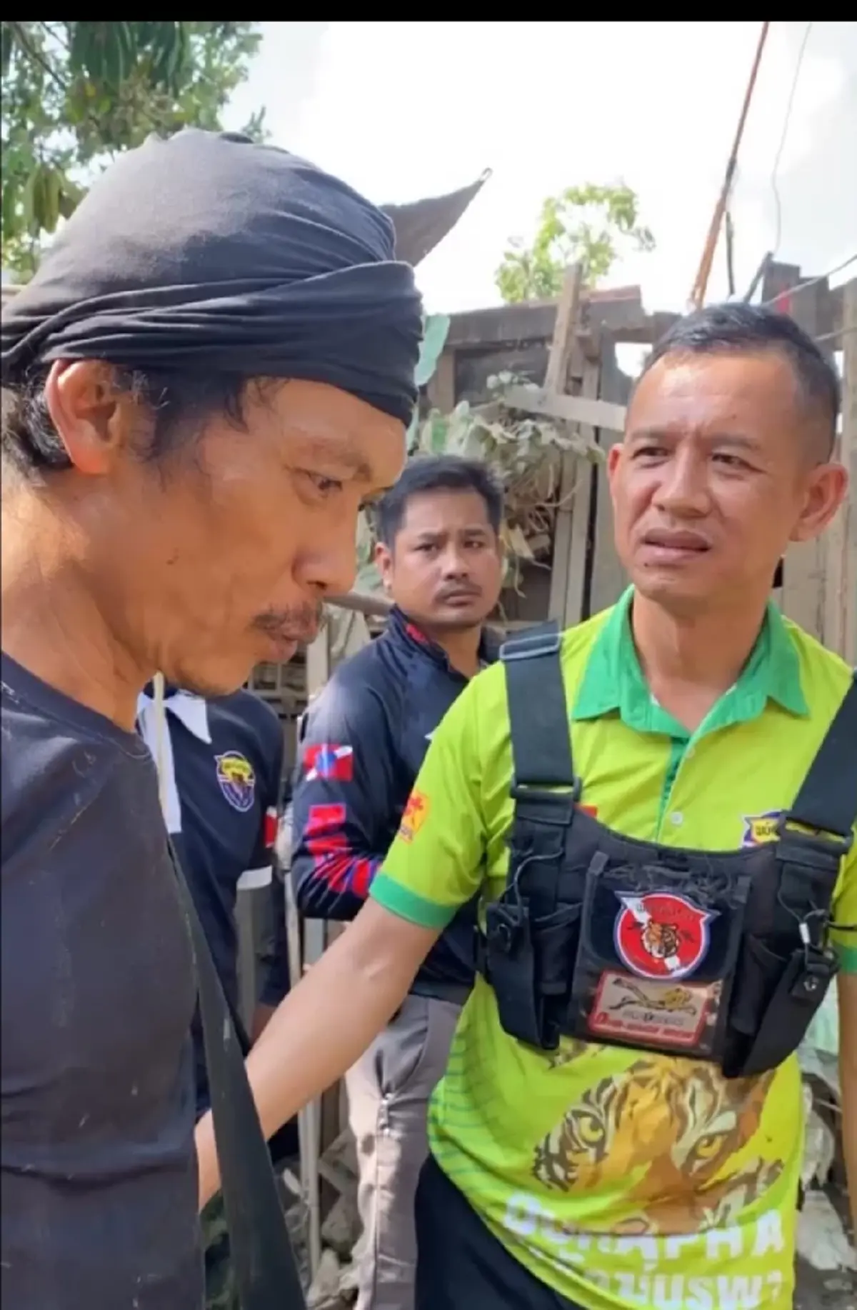 เจอแล้ว หนุ่มตามหาน้ำมัน ขี่เอายาให้ตายาย รู้ความจริงยิ่งซึ้งใจ