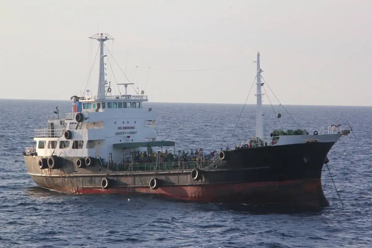 ทัพเรือสกัดเรือน้ำมันต้องสงสัย ส่อส่งยุทธปัจจัยไปเขมร