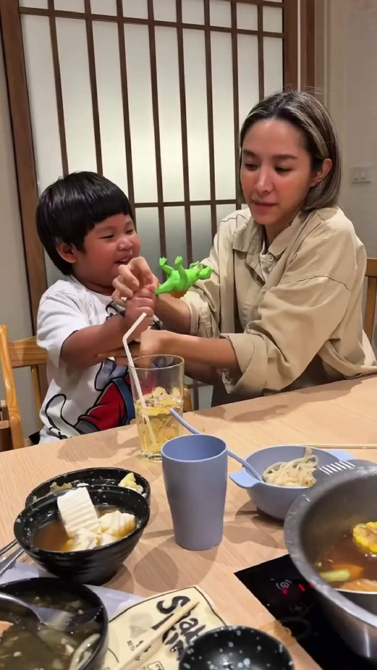 “น้ำชา ชีรณัฐ” เคลียร์ดราม่า ลูกเล่นซอสเละเทะกลางร้านอาหาร