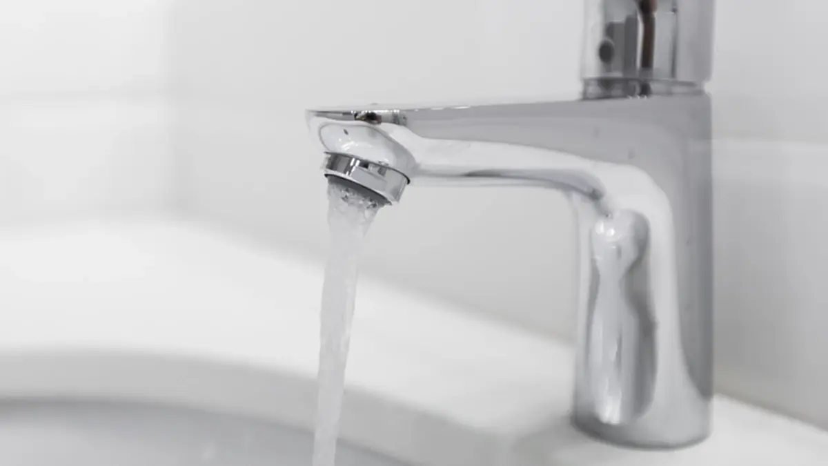 บ้านไหนน้ำกระด้างต้องรู้! วิธีลบคราบขาวบนก๊อกน้ำใน 10 นาที
