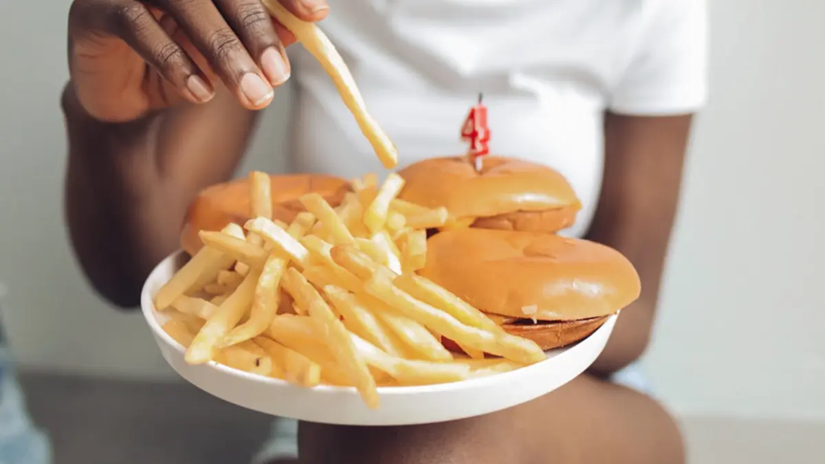 ไม่ใช่แค่อ้วน นักวิจัยเตือน อาหารขยะทำลายสมองเร็วกว่าที่คิด