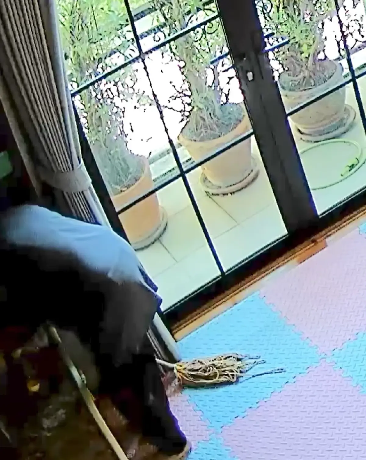 แม่ตกใจ เตือนภัย จ้างแม่บ้านรายวัน พฤติกรรมอันตรายต่อลูก