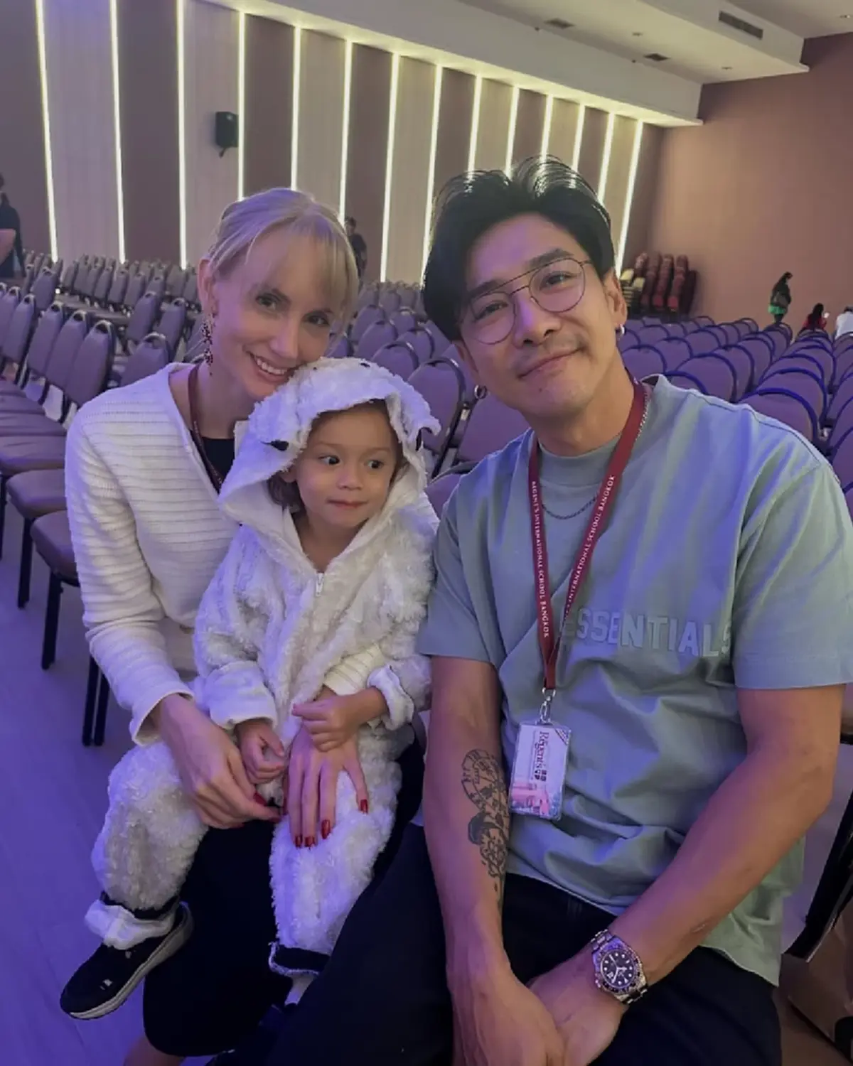 อบอุ่นแม้แยกทาง ร่วมกันสนับสนุนลูกสาวในวันสำคัญของโรงเรียน