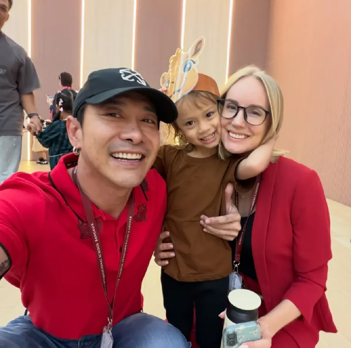 อบอุ่นแม้แยกทาง ร่วมกันสนับสนุนลูกสาวในวันสำคัญของโรงเรียน