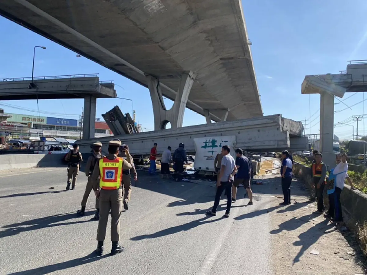 นาทีระทึก สะพานลอยถล่มทับรถ ถนนบางนา ตราด กม.34 สาเหตุชัดเจน