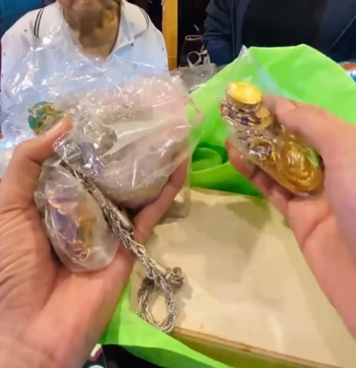 คุณยายหิ้วถุงผ้า หอบสมบัติมาขาย ตีราคาออกมาถึงกับยิ้มกว้าง