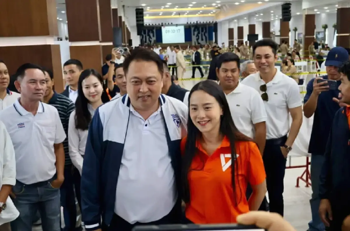 รู้แล้วเป็นใคร สาวบุกไล่ "ไอซ์ รักชนก" ที่แท้สนิทนักการเมืองดัง