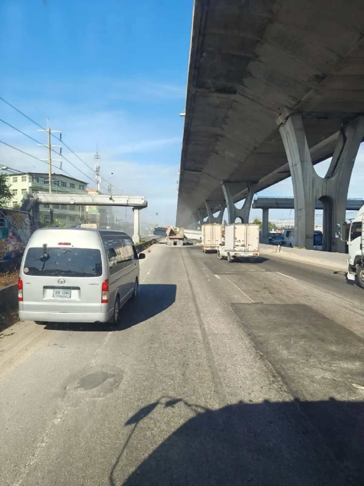 รู้แล้วสาเหตุ สะพานลอยขาด ทับรถบรรทุก - กระบะ บาดเจ็บ 3 ราย