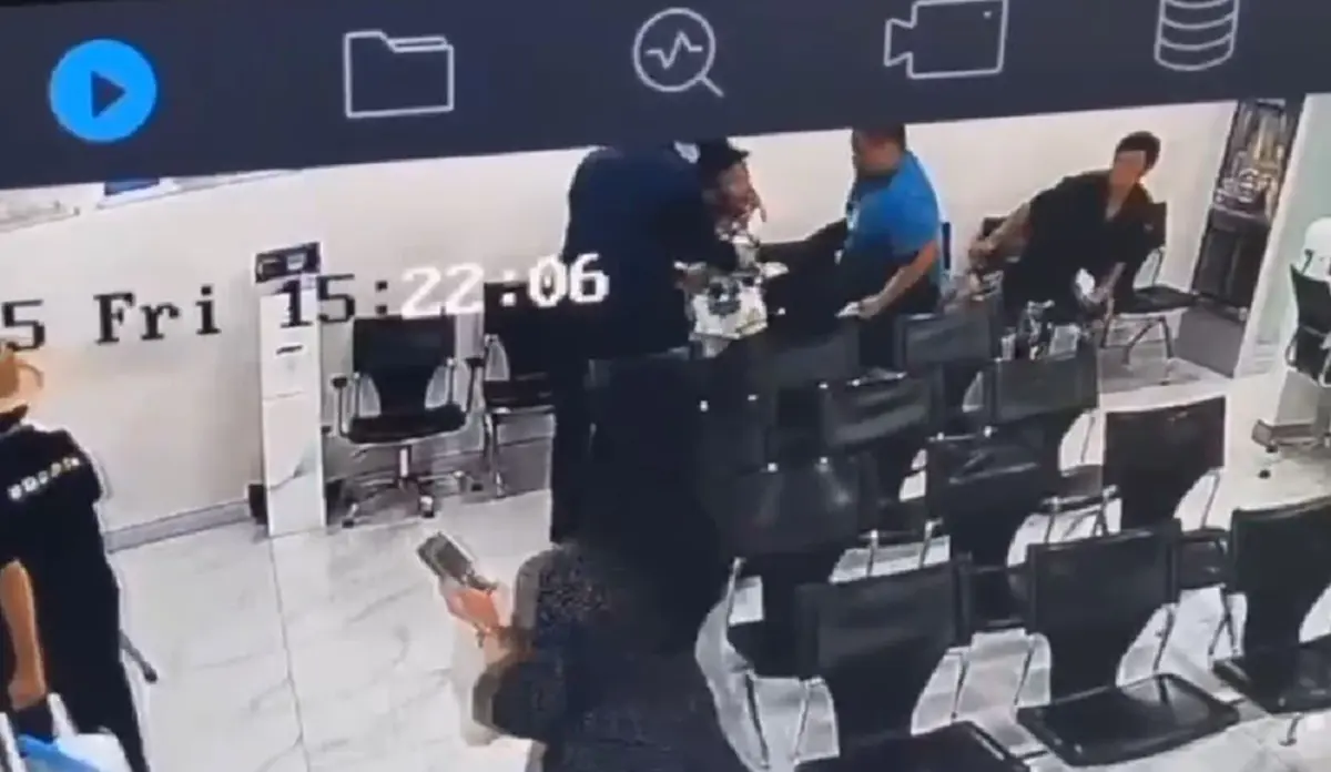 นาทีระทึก ตำรวจตลิ่งชันฮีโร่ บุกสยบชายคลั่งกลางธนาคารห้างดัง