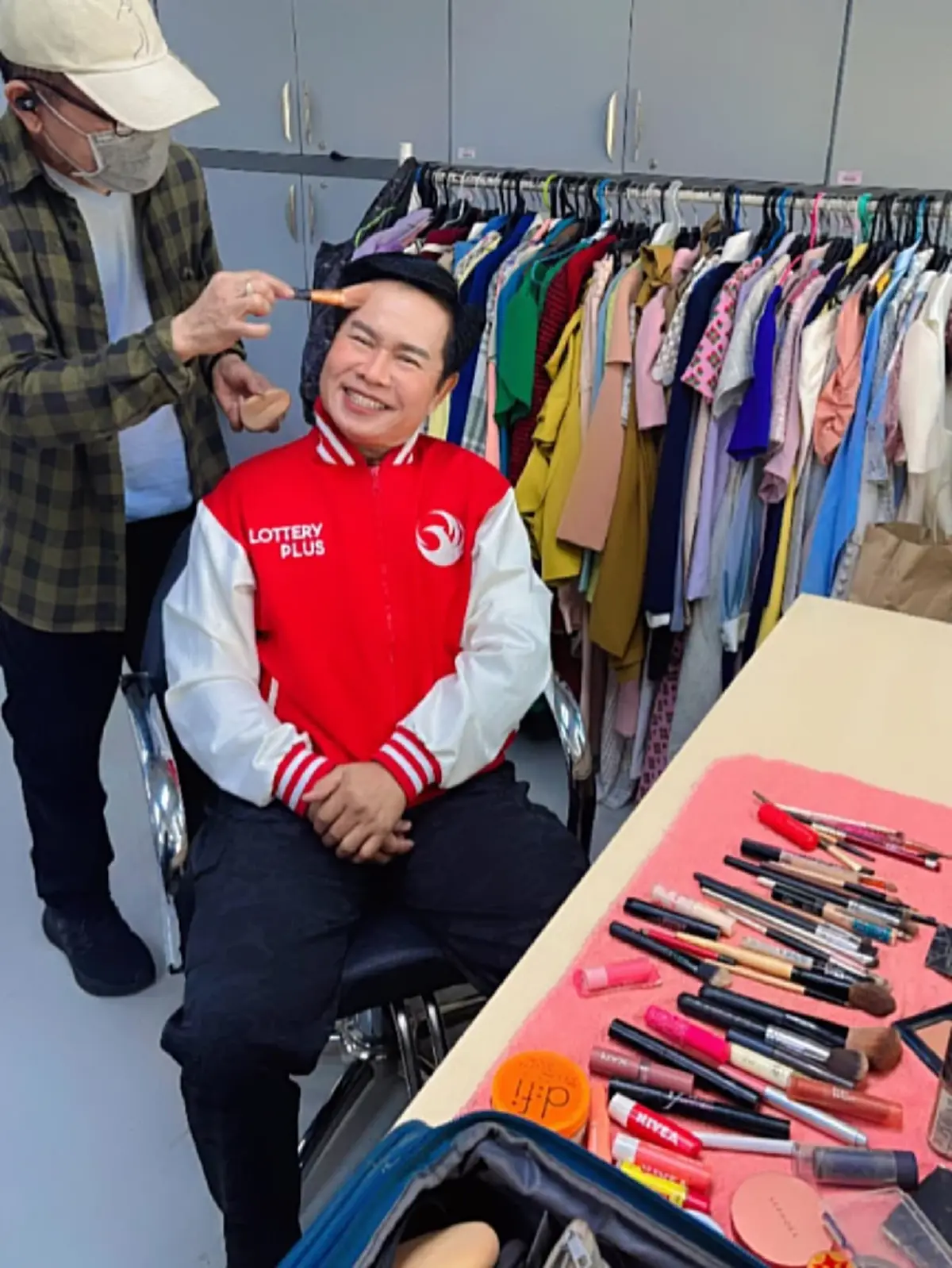 ลูกทุ่งดัง มนต์สิทธิ์ คำสร้อย โชว์เลขเซียมซี เขย่าได้เลขสวย