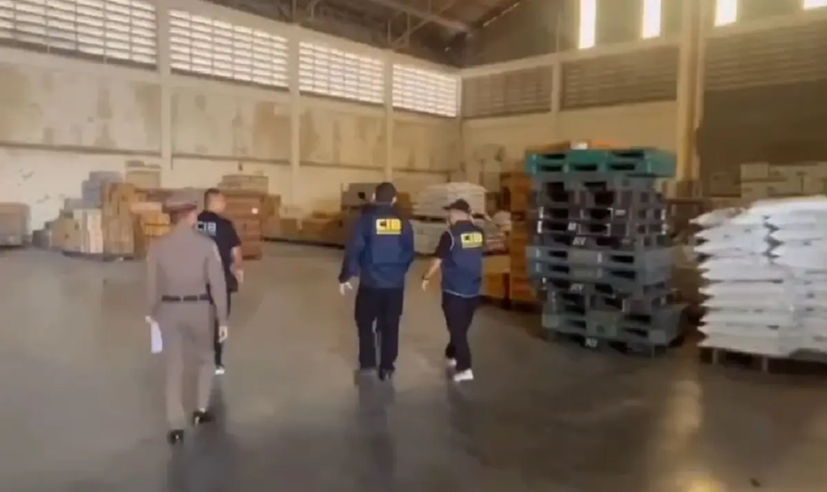 บุกทลายโรงงานลับ เจอเต็มๆ 12 ตัน ยึดของกลางกว่าครึ่งล้าน