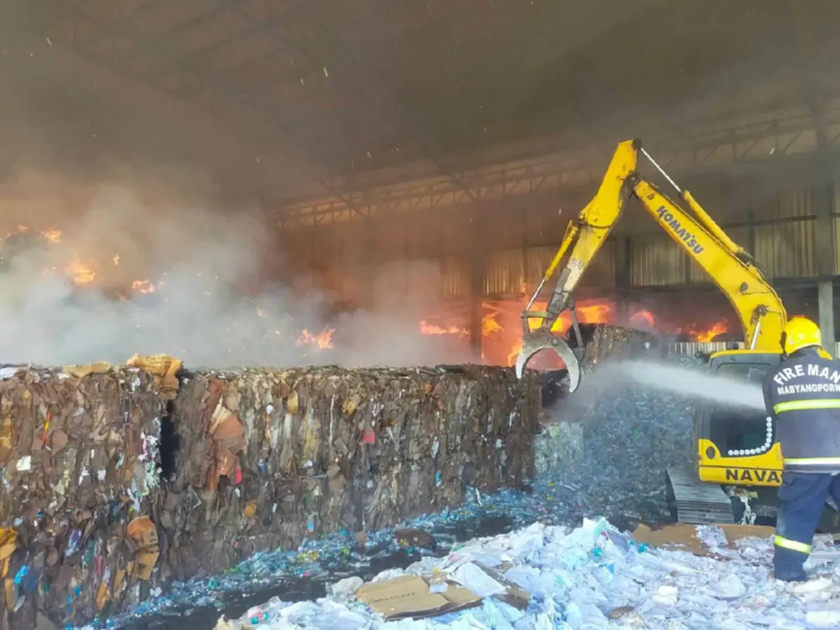 ด่วน!เกิดเหตุเพลิงไหม้ในโกดังโรงงานขยะรีไซเคิล จ.ระยอง