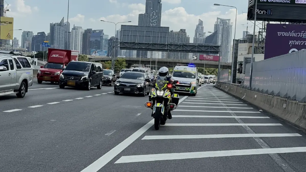 ตำรวจจราจรเปิดทางด่วน นำทหารแนวหน้า บาดเจ็บส่ง รพ.พระมงกุฏเกล้า