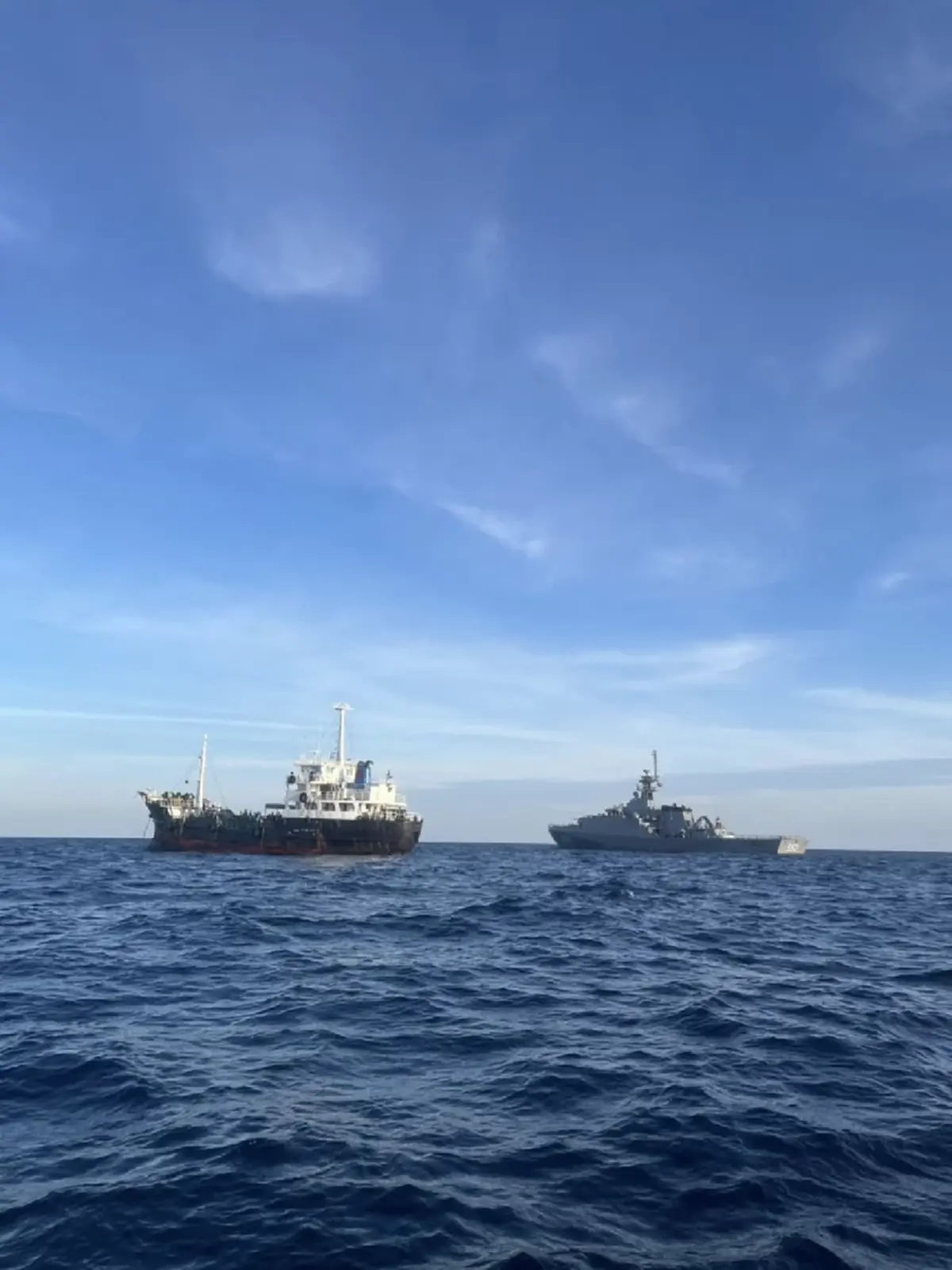 จับเรือไม่ระบุสัญชาติ พบของกลางน่าใจหาย ตรวจลูกเรือยิ่งน่าตกใจ