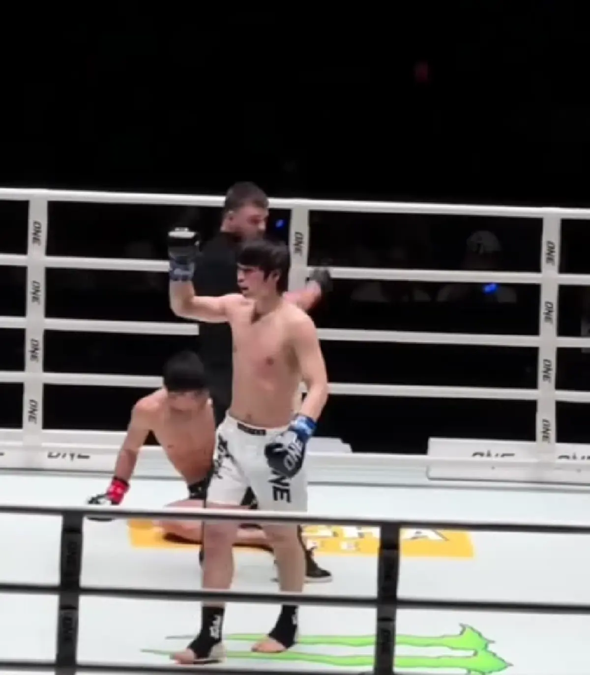 เปิดชัดๆจังหวะ "ตะวันฉาย" ถูก "หลิว เมิงหยาง" เตะตัดขา ลงไปนั่ง