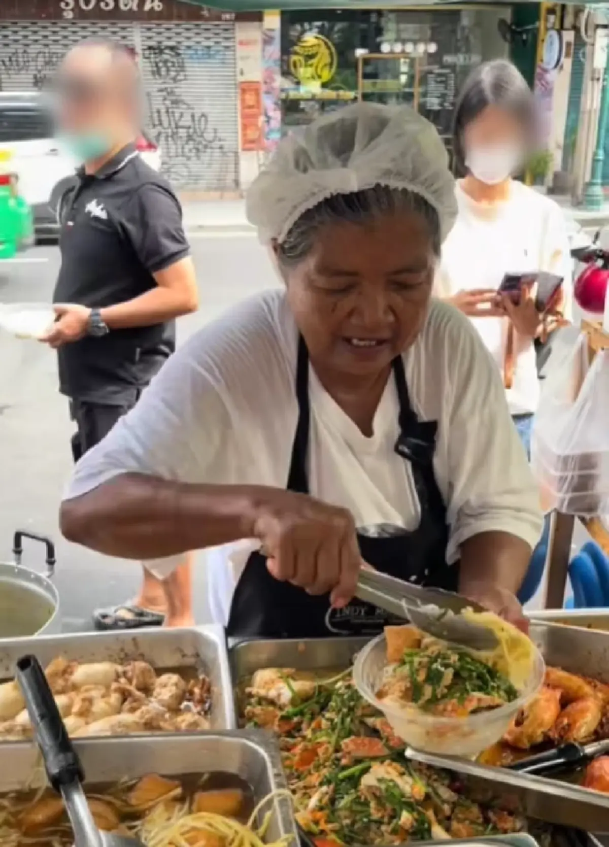 ไม่ธรรมดา ลูกชายป้าติ๋มตักแกง ใครจะคิดว่าเป็นเจ้าของตลาดดัง