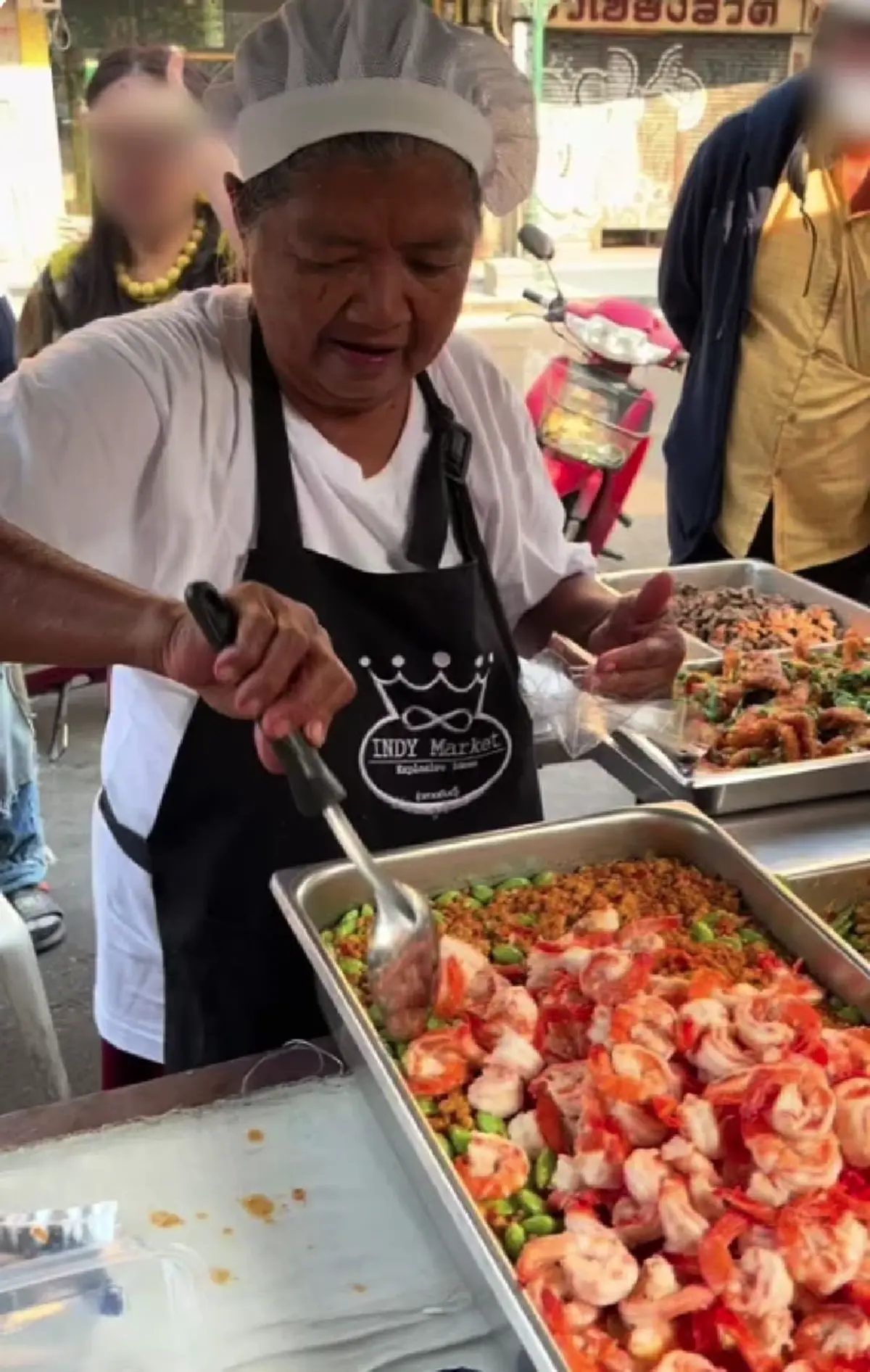 ไม่ธรรมดา ลูกชายป้าติ๋มตักแกง ใครจะคิดว่าเป็นเจ้าของตลาดดัง