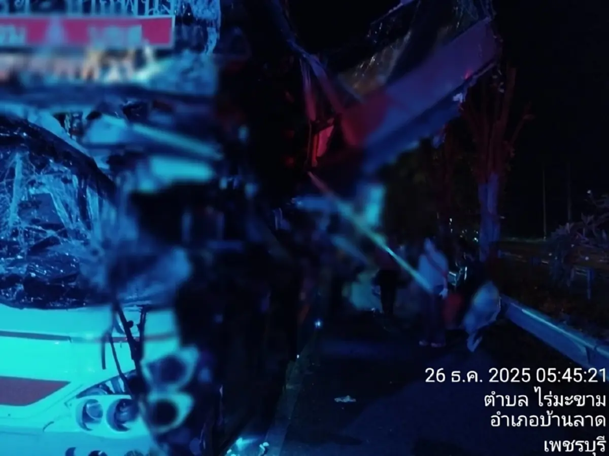 รถทัวร์โดยสาร ชนท้ายรถบรรทุก 10 ล้อ ผู้โดยสารได้รับบาดเจ็บเพียบ