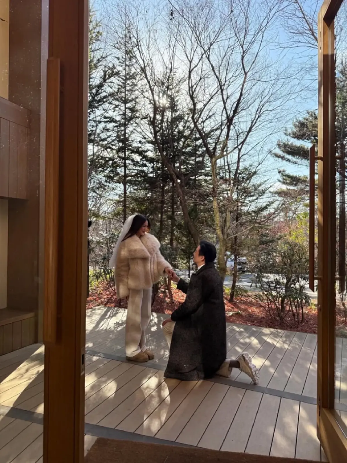 เซอร์ไพรส์ นางเอกดัง ถูกแฟนหนุ่มนอกวงการ คุกเข่าขอแต่งงาน