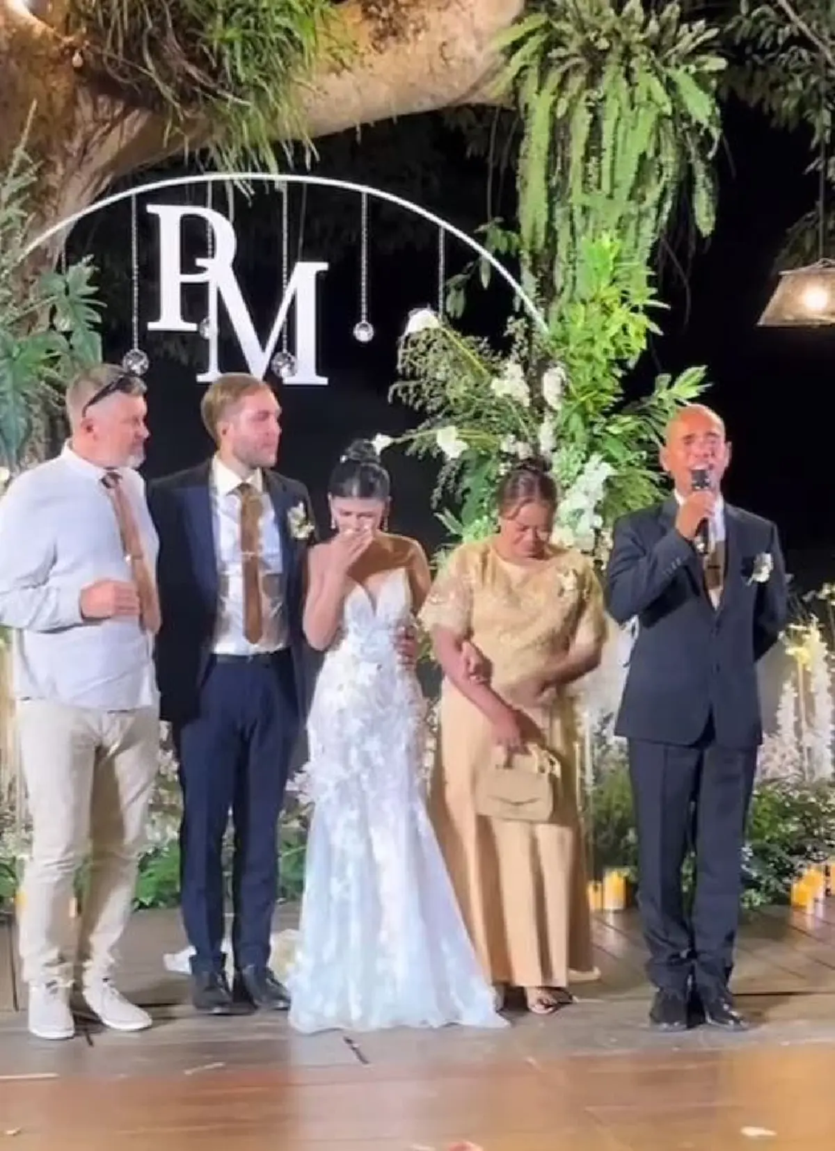 น้ำตาไหลทั้งงาน พ่อเจ้าสาวลาแนวหน้ามาร่วมงาน ก่อนรีบกลับไปรบ