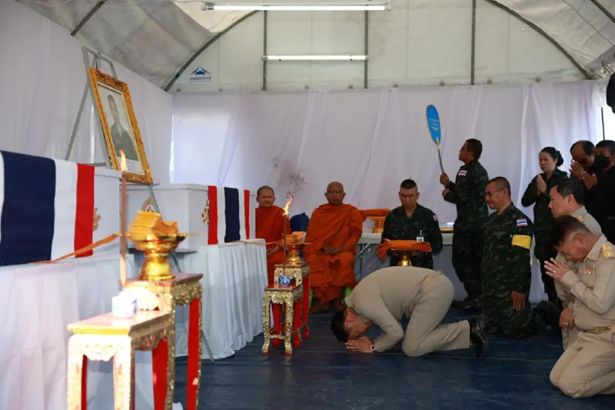 "อนุทิน" ก้มกราบร่าง 2 ทหารกล้า วีรบุรุษปกป้องชายแดน เนิน 350