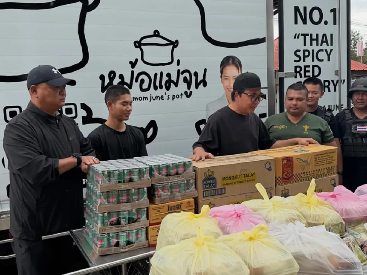 “เปิ้ล-จูน” รวมพลังส่งอาหารและของใช้ถึงทหารและศูนย์อพยพ