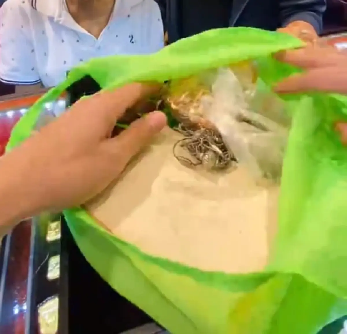 คุณยายหิ้วถุงผ้า หอบสมบัติมาขาย ตีราคาออกมาถึงกับยิ้มกว้าง