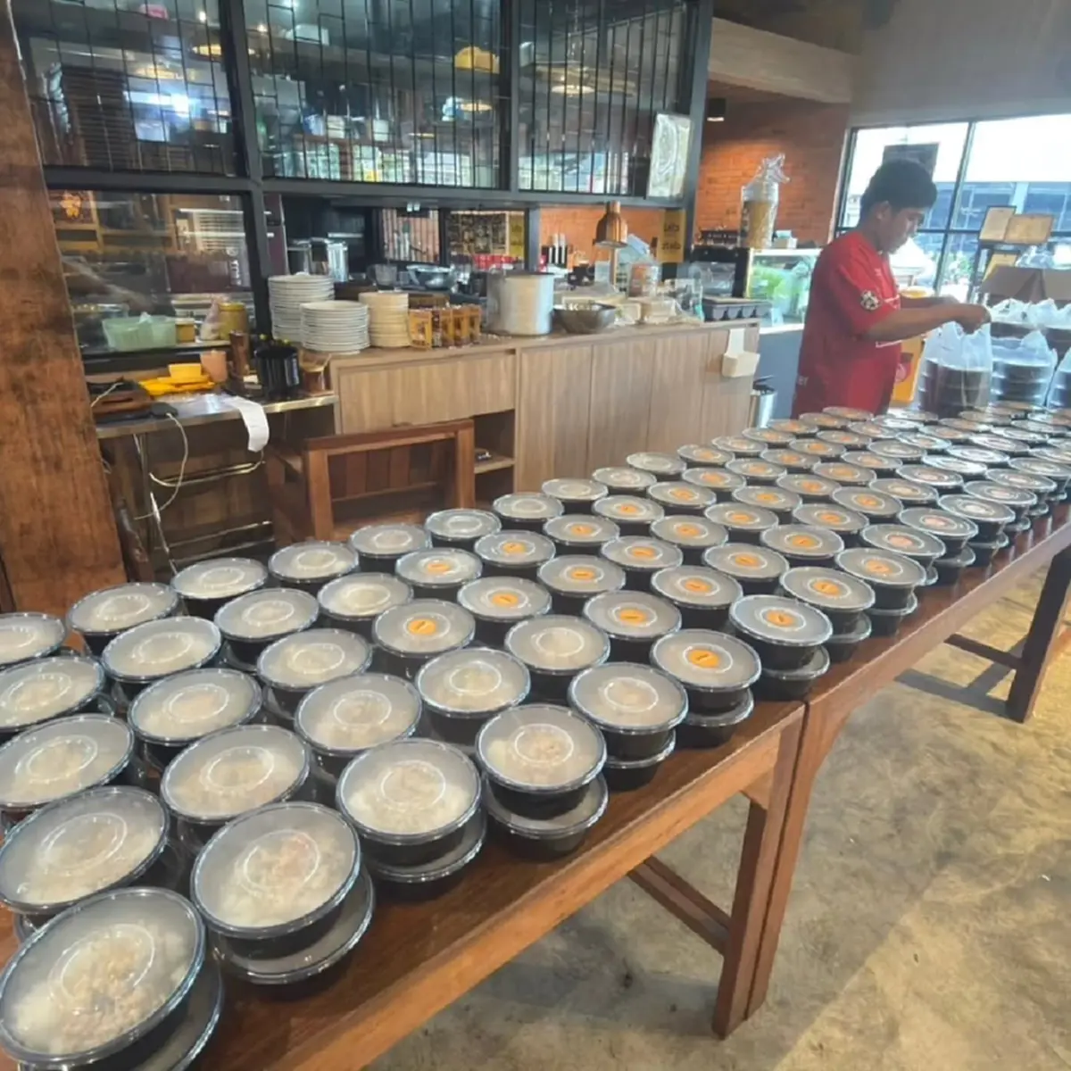 ผนึกกำลังทำข้าวกล่อง 2 พันชุด ช่วยบุคลากรแพทย์ และผู้ประสบภัย