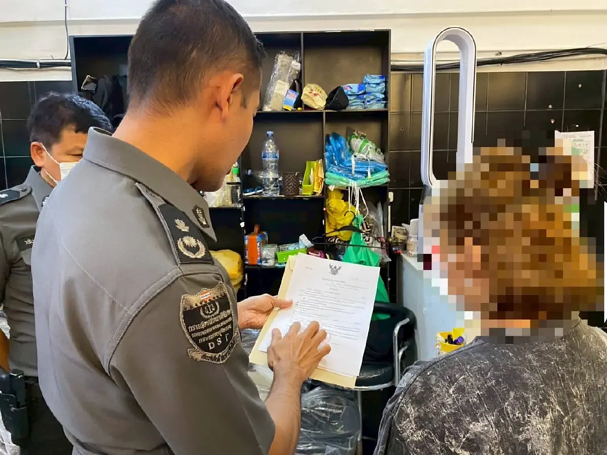 บุกทลายแหล่งใหญ่สินค้าปลอมแบรนด์ดัง กลางกรุงฯ มูลค่า 20 ล้าน