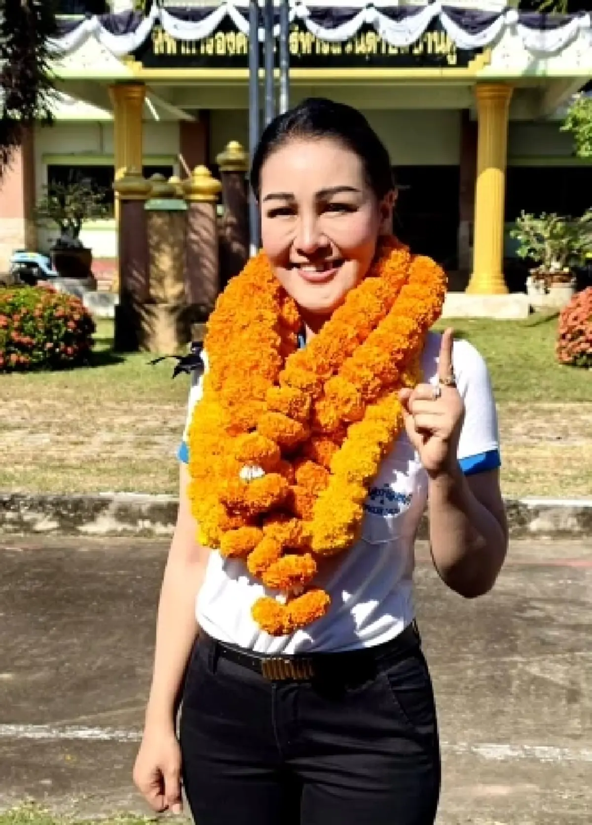 หญิงลี สลัดลุคนักร้อง ลงสนามการเมืองท้องถิ่น อาสาพัฒนาบ้านเกิด