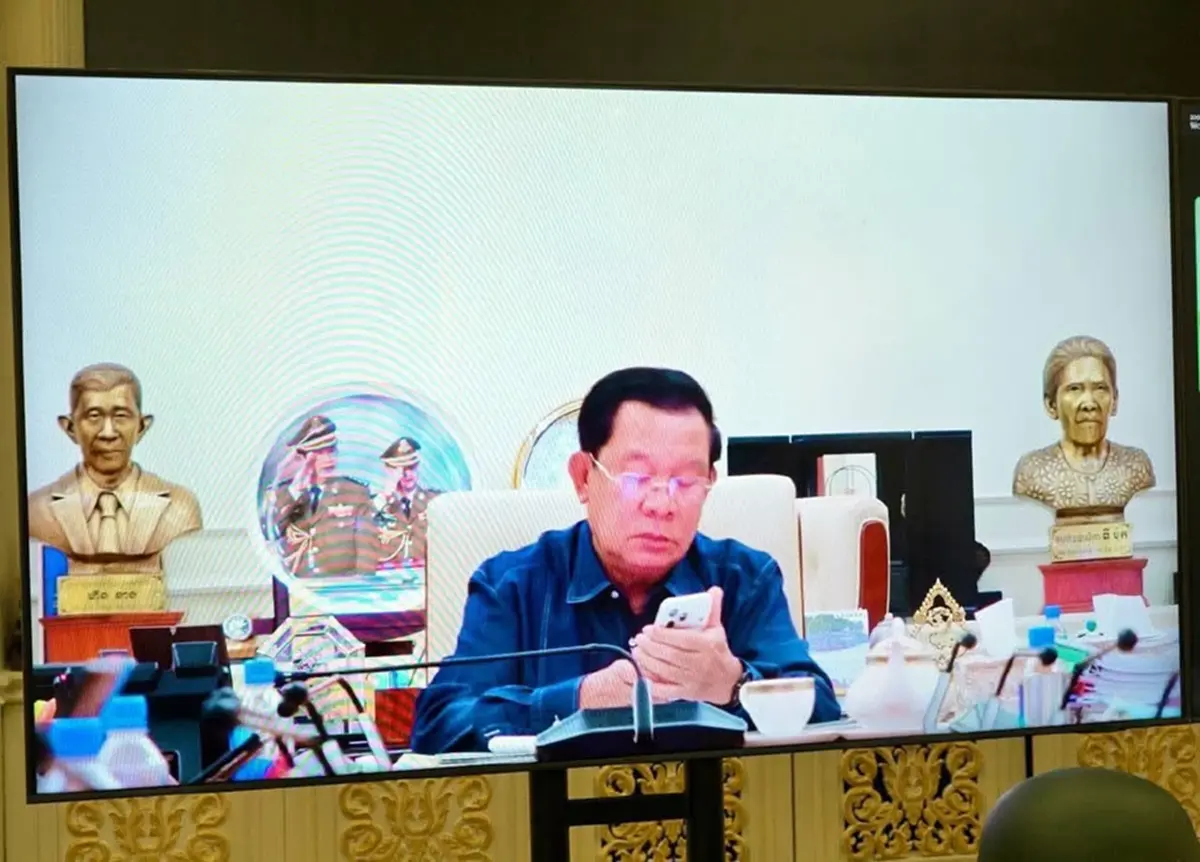 เปิดภาพ "ฮุนเซน" นั่งบัญชาการ พร้อมนายทหารอาวุโส ที่คฤหาสน์