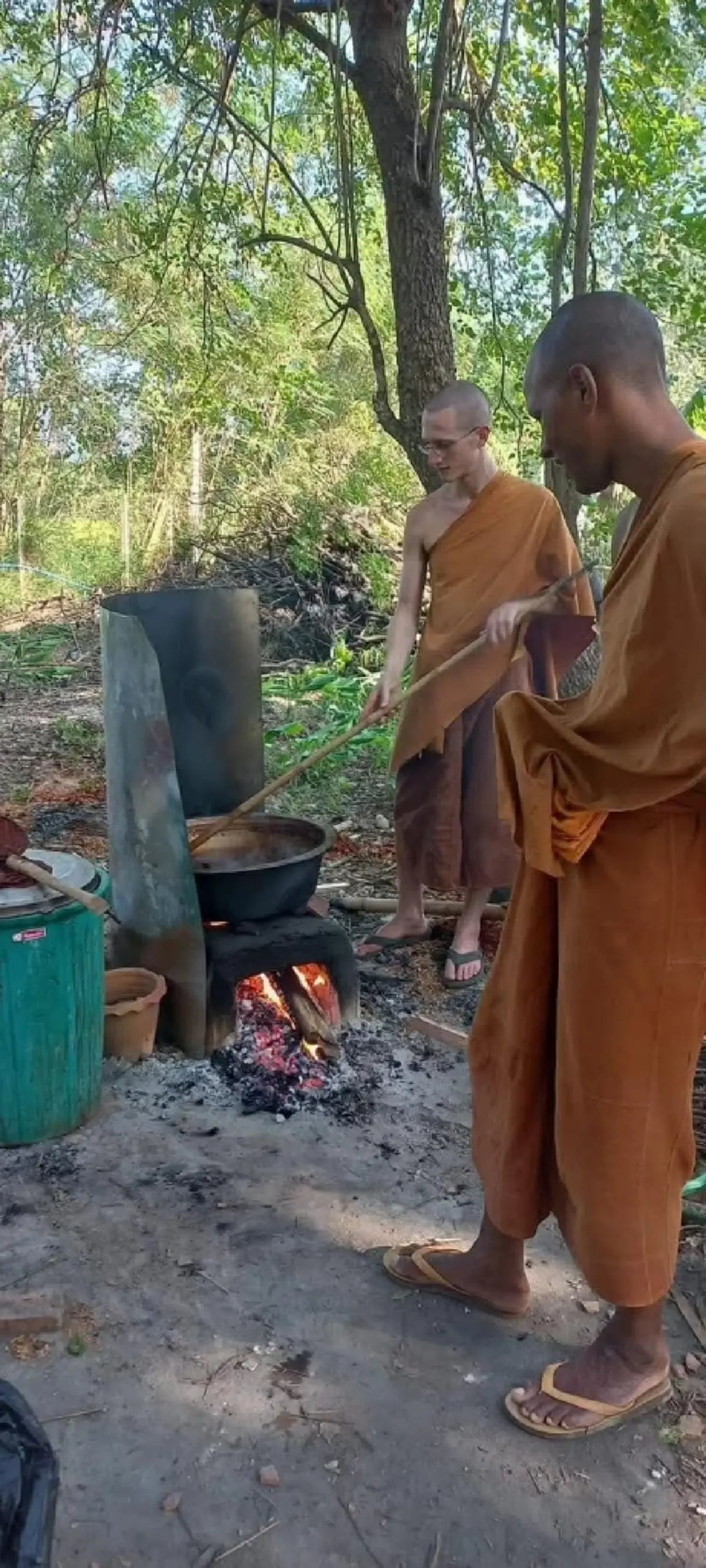 เปิดความจริง ดราม่าพระต่างชาติบิณฑบาตปากช่อง หลายคนเข้าใจผิด