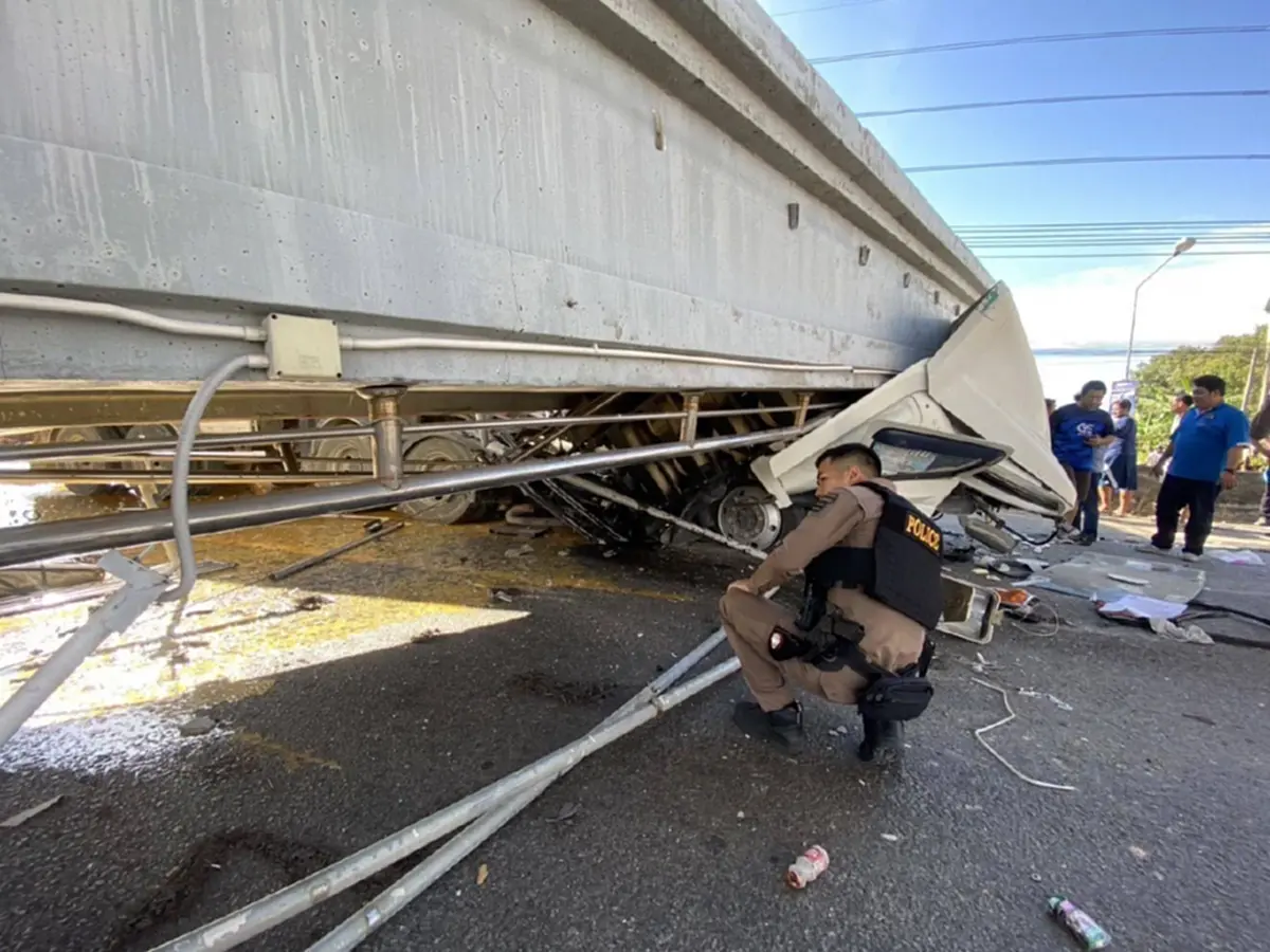 นาทีระทึก สะพานลอยถล่มทับรถ ถนนบางนา ตราด กม.34 สาเหตุชัดเจน