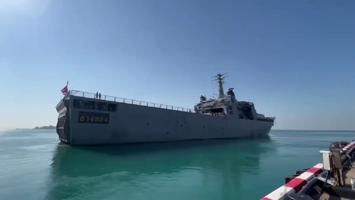 ฟื้นฟูหลังน้ำท่วม! เรือหลวงอ่างทองลำเลียงของ สนับสนุนเต็มกำลัง