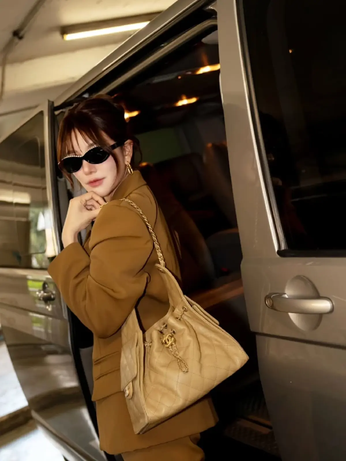 จำแทบไม่ได้! “ก้อย รัชวิน” ฟาดลุคสูทน้ำตาล เท่สไตล์นางเอกเกาหลี